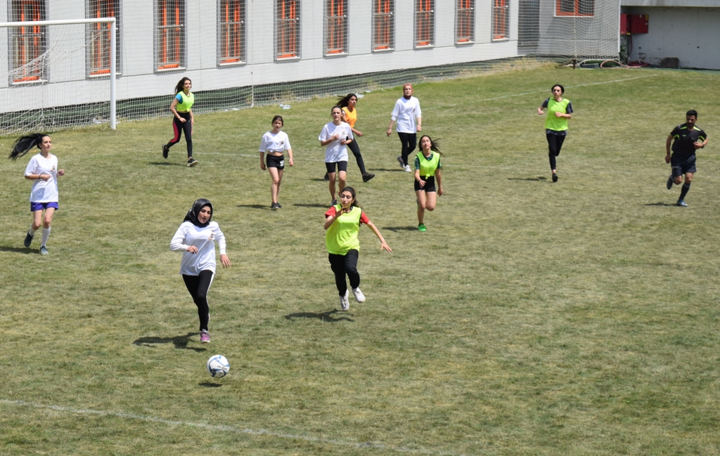 Bursa Da Kiz Futbol Takimi Secmelerine Yogun Ilgi Enbursa Haber